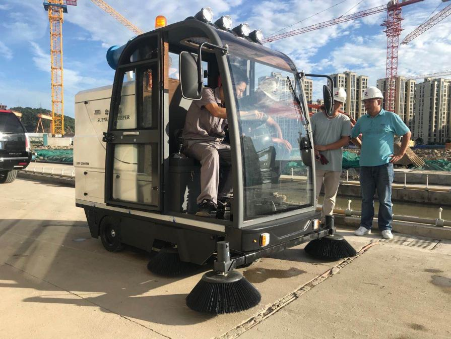 诸暨龙海市电动清扫车：现代城市清洁的新解决方案